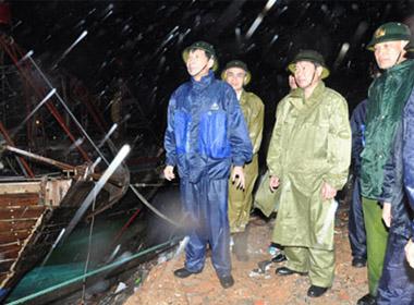 Chủ tịch UBND tỉnh Quảng Ninh Nguyễn Văn Đọc kiểm tra công tác phòng chống cơn bão số 14 tại huyện Vân Đồn tối 10/11 (Ảnh: Báo Quảng Ninh)