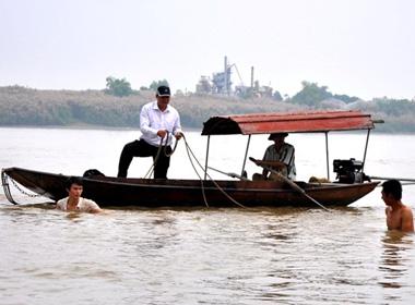 Gia đình chị Huyền vẫn miệt mài tìm kiếm