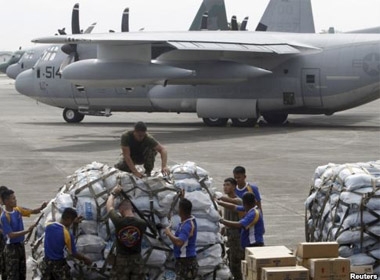 Máy bay vận tải C-130 của không quân Mỹ đưa những chuyến hàng đầu tiên tới Tacloban. Ảnh: Reuters