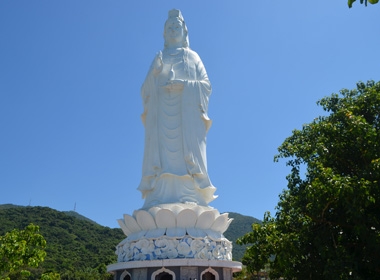 Tượng Phật Bà Quan Âm tại chùa Linh Ứng