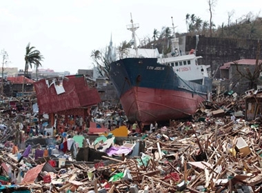Miền Trung Philippines thành một mớ hỗn độn sau bão Haiyan