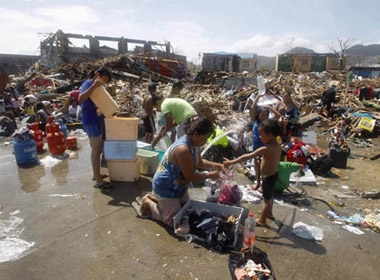 Người dân Philippines còn sống sót sau trận bão Haiyan lịch sử đang lâm vào tình thế vô cùng khó khan - Ảnh: REUTERS