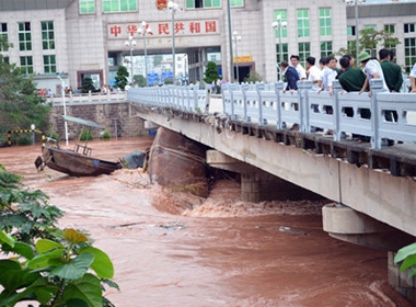 Tàu va đập và kẹt lại tại chân cầu Bắc Luân