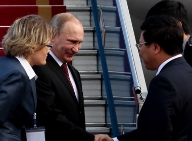 Bộ trưởng Bộ Ngoại giao Phạm Bình Minh đón Tổng thống Nga V.Putin tại sân bay Nội Bài