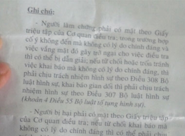 Mặt trước và mặt sau giấy triệu tập nhân chứng của Công an tỉnh Bình Thuận - Ảnh: H.Đ.