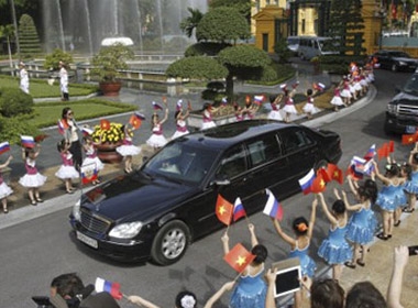 Chiếc Mercedes-Benz S-Class limousine chở Tổng thống Putin