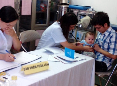 Khám sàng lọc cho trẻ trước khi tiêm vắc-xin Quinvaxem tại trạm y tế phường Giảng Võ (Hà Nội) trong ngày 5/11 