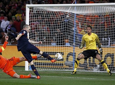 Iniesta ghi bàn vào lưới Hà Lan ở chung kết World Cup 2010