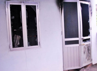 Căn nhà của vợ chồng chị Đỗ Thị Nhàn và anh Phạm Thành Trung bị lửa thiêu rụi.