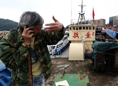 Lo Chau nói chuyện điện thoại trên tàu cá Kai Fung số 2
