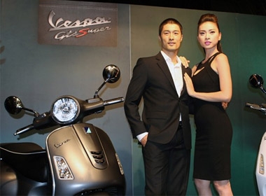 Hai ngôi sao nổi tiếng Johnny Trí Nguyễn và Ngô Thanh Vân xuất hiện rất nổi bật bên chiếc Vespa Primavera và Vespa GTS Super 125