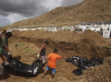 Hoạt động chôn tập thể bắt đầu được tiến hành ở Tacloban, thủ phủ tỉnh đảo Leyte, miền trung Philippines.