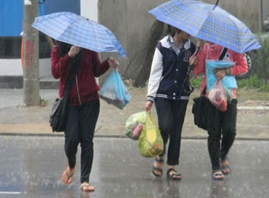 Tại thành phố Tam Kỳ, trời đang mưa to kèm gió mạnh gây khó khăn cho người đi đường