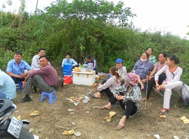 Người nhà nạn nhân, các nhà hảo tâm, nhà ngoại cảm đã cố gắng nhưng vẫn chưa tìm thấy xác