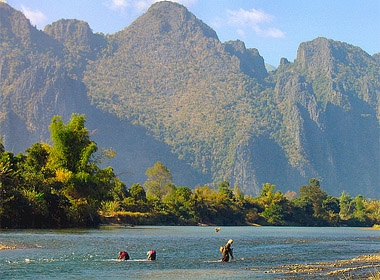 Dù phát triển du lịch mạnh mẽ, Vang Vieng vẫn giữ được nét thanh bình của một làng quê