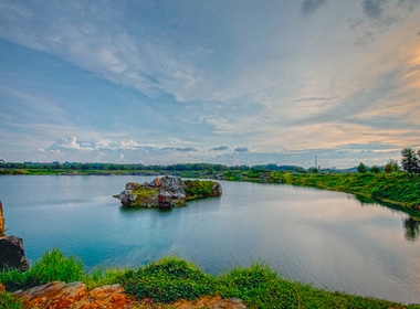 Tuy quang cảnh thơ mộng, nhưng Hồ Đá lại là nơi chứng kiến quá nhiều cái chết thương tâm