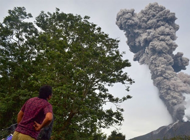 Ngọn núi lửa Sinabung phun cột tro cao 8.000 mét, khiến 5.000 người di tản trước đó không thể trở về nhà