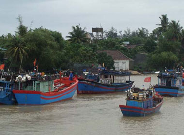 Ở các cửa biển Quảng Ngãi, tàu thuyền bắt đầu vào bờ trú bão