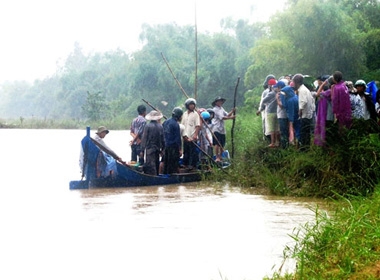 Người dân xã Hòa Thắng, huyện Phú Hòa, tỉnh Phú Yên tổ chức tìm kiếm thi thể 2 phụ nữ xấu số