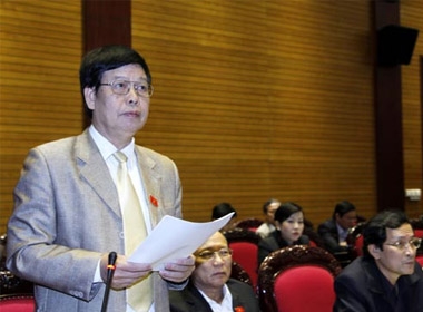 ĐB Phạm Xuân Thường (Thái Bình) cho rằng việc tòa án xử án treo đối với tội tham nhũng làm người dân mất niềm tin Ảnh: Hoàng Bắc