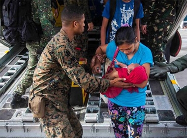 Lính Mỹ tham gia cứu hộ ở Philippines sau siêu bão Haiyan