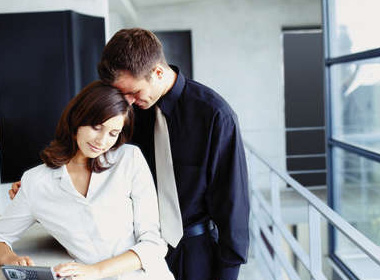 Hãy lường trước các hậu quả nếu bạn có ý định hẹn hò lén lút với đồng nghiệp. (Ảnh minh họa).