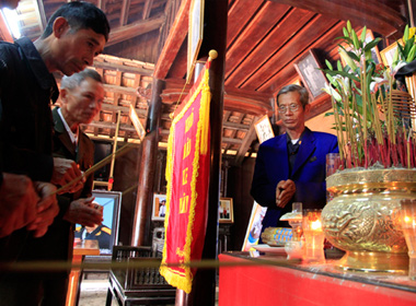 Ông Võ Đại Hàm (bên phải), người cháu được Đại tướng giao trông coi căn nhà lưu niệm, thành kính nhận hương từ người đến viếng.