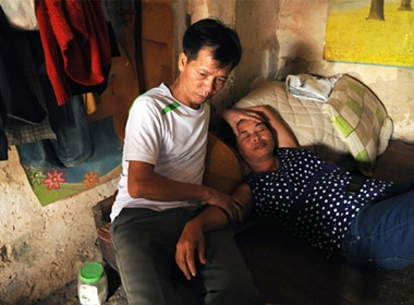 Ông Nguyễn Thanh Chấn bên người vợ lâm bệnh sau 10 năm vất vả kêu oan cho chồng