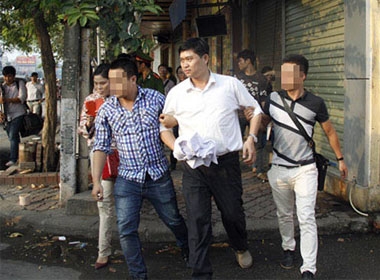 Bác sỹ Nguyễn Mạnh Tường bị dẫn giải về thẩm mỹ viện tại 45 Giải Phóng và sau đó đưa ra cầu Thanh Trì thực nghiệm ngày 22/10