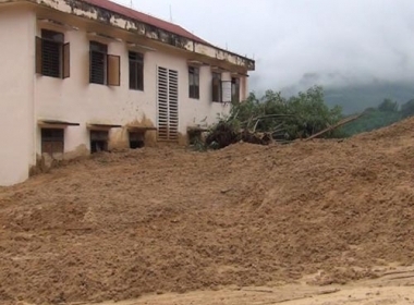 Hàng ngàn mét khối đất đá đổ xuống Trạm khuyến nông, Trạm Thú y và Trạm Bảo vệ thực vật huyện Sơn Tây (Quảng Ngãi)