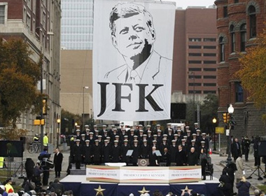 Lễ tưởng niệm cố tổng thống Kennedy tại quảng trường Dealey, Dallas. Ảnh: AP