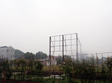 Cơ sở chính mà trường cho rằng sẽ đưa vào sử dụng hiện chỉ là khung sắt ở giữa cánh đồng