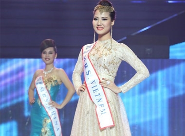 Trần Thị Quỳnh với băng đeo bị ghi sai nên nước trong đêm chung kết Mrs World 2013. (Nguồn ảnh: CIAT)