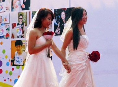 Cặp đôi đồng giới Linh - Hằng trong đám cưới tổ chức công khai ngày 27/10 vừa qua ở cổng Công viên Thống Nhất (Hà Nội)
