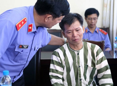 Ông Nguyễn Thanh Chấn (phải) và đại diện Viện KSND Tối cao tại trại giam Vĩnh Quang (tỉnh Vĩnh Phúc) trước khi được trả lại tự do ngày 4/11 - Ảnh: TTXVN
