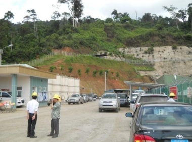 Công ty TNHH vàng Phước Sơn tạm ngừng hoạt động vì nhân viên bếp ăn kéo ra chặn đường ra vào nhà máy