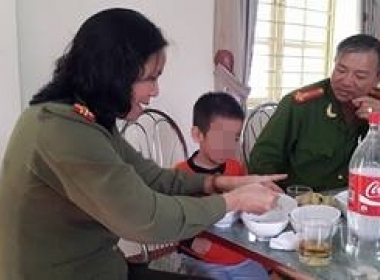 Cháu Đinh Văn Tr. bị bố bỏ quên tại cây xăng được Công an đưa về chăm sóc.