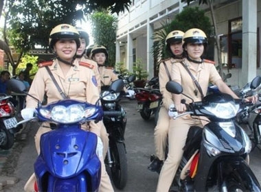 Ngày 26/11, Công an TP.Phan Thiết, tỉnh Bình Thuận đã làm lễ ra mắt tổ nữ cảnh sát giao thông.