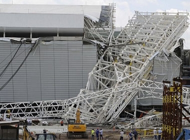 Một phần SVĐ Arena Corinthians đã bị phá hủy.