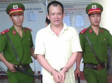 Bị cáo Phong được dẫn giải ra xe về trại giam