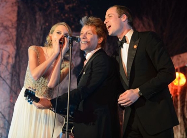 Taylor Swift hát cùng hoàng tử Anh và rocker nổi tiếng Jon Bon Jovi