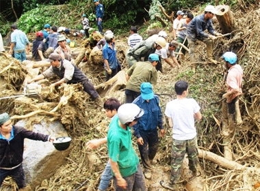 Lực lượng cứu hộ tìm thi thể ông Lương Ngọc Tính