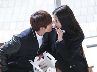 Lee Min Ho và Park Shin Hye với 'nụ hôn bánh donut'