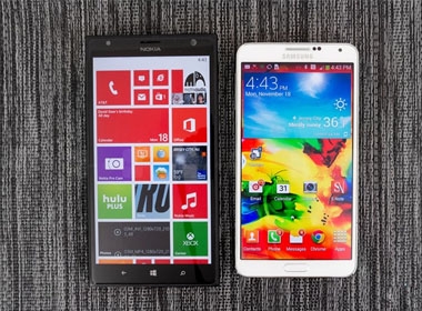 Với màn hình lên đến 6 inch, Lumia 1520 có kích thước trội hơn hẳn so với Galaxy Note 3 màn hình 5,7 inch.