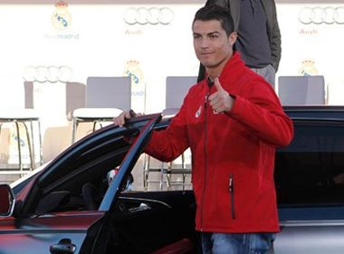 Cristiano Ronaldo trong buổi lễ tặng xe của Audi