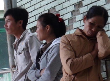 Gia đình em Phan Trọng Hiếu đau xót chờ tin con trước phòng mổ tại Bệnh viện Đà Nẵng