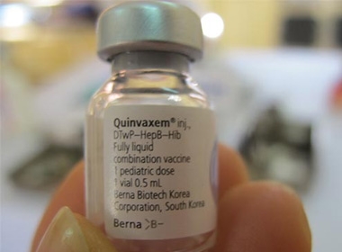 Nhiều bậc cha mẹ đưa con đi tiêm vắc-xin nhưng vẫn lo âu sau một số ca tử vong sau tiêm Quinvaxem gần đây