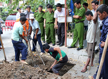 Cơ quan chức năng đã đào hố để xác định nguyên nhân