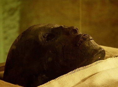Khuôn mặt của vị vua thiếu niên Tutankhamun bên dưới chiếc mặt nạ vàng