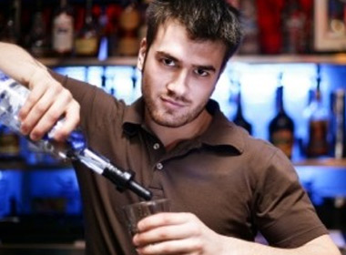 Bartender là một trong những nghề phù hợp với anh chàng Song Ngư